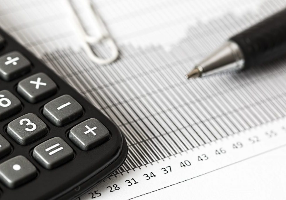 Iedere dag nemen we ontelbare vele beslissingen. De meeste onbewust maar bij enkele staat een MKB-er wat langer stil. Vooral als het om investeringgerelateerde vraagstukken gaat. Wel of geen expansie van het bedrijf. Een overname voor versnelde groei of toch maar op eigen tempo verder uitbouwen..  De meeste MKB-ers die bij mij aankloppen zijn vaak gefocust op de financiering daarvoor rond te krijgen. In veel gevallen “zie en voel” ik echter ook een twijfel. Bij wat doorvragen merk ik dat men op het punt staat een beslissing te nemen die iets verder van hun buikgevoel af staat dan ze aanvankelijk wilden toegeven. “ja maar mijn partner denkt dat ik die richting in moet gaan, mijn accountant raad dat aan en mijn klant zegt dat anderen dan ook wel overwegen mijn producten/diensten af te nemen…”  Het is een beetje de wereld waarin we vandaag de dag leven. Er komt zoveel informatie op je af dat je sterk in je schoenen moet staan om je eigen koers te blijven varen, zeker als ondernemer.. Een ondernemer moet onvoorwaardelijk achter zijn eigen koers blijven staan en zeker niet op basis van verwachtingen die anderen hebben, beslissingen nemen. Een goede ondernemer laat zich immers goed informeren voor ideeën die hij zelf heeft en beslist dan een investering aan te gaan. Garanties zijn er nooit maar het glas is en blijft half vol voor het MKB..  Tom Willaert Wfs Financial Engineering & Coaching